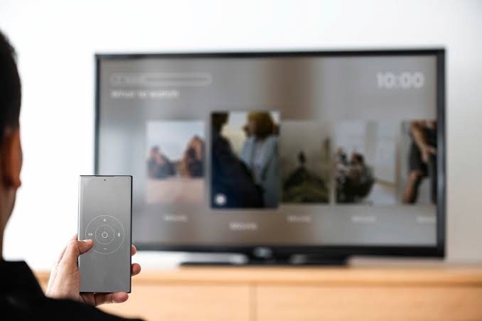 Smart TV com tela de carregamento indicando travamento e lentidão