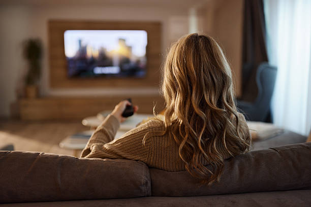 TV liga e desliga sozinha causas e soluções